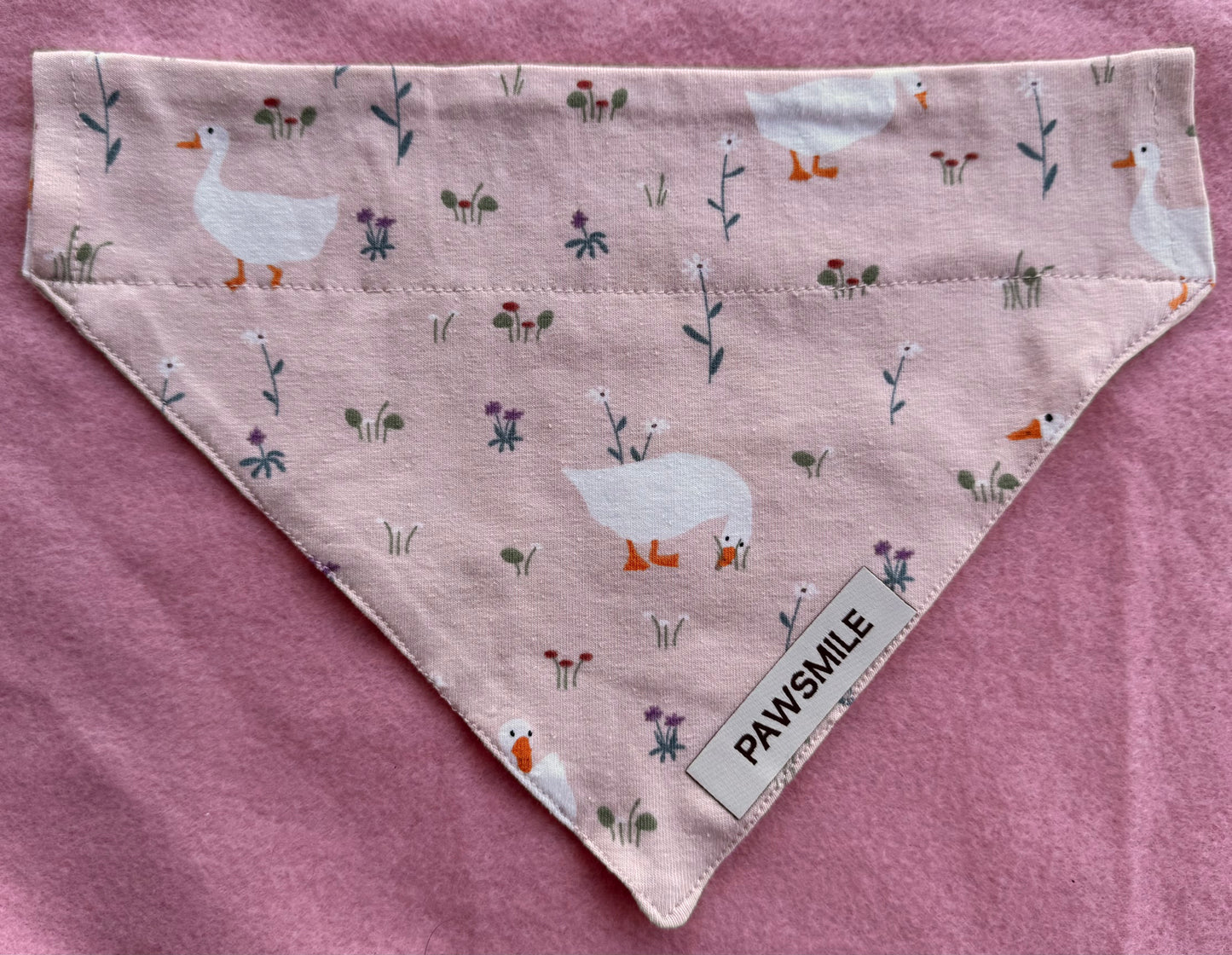 Goose Garden – Bandana met Gansjes en Bloemetjes op Lichtroze Stof