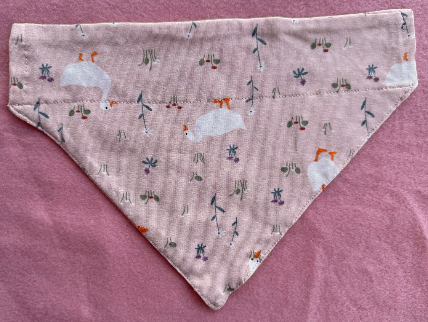Goose Garden – Bandana met Gansjes en Bloemetjes op Lichtroze Stof