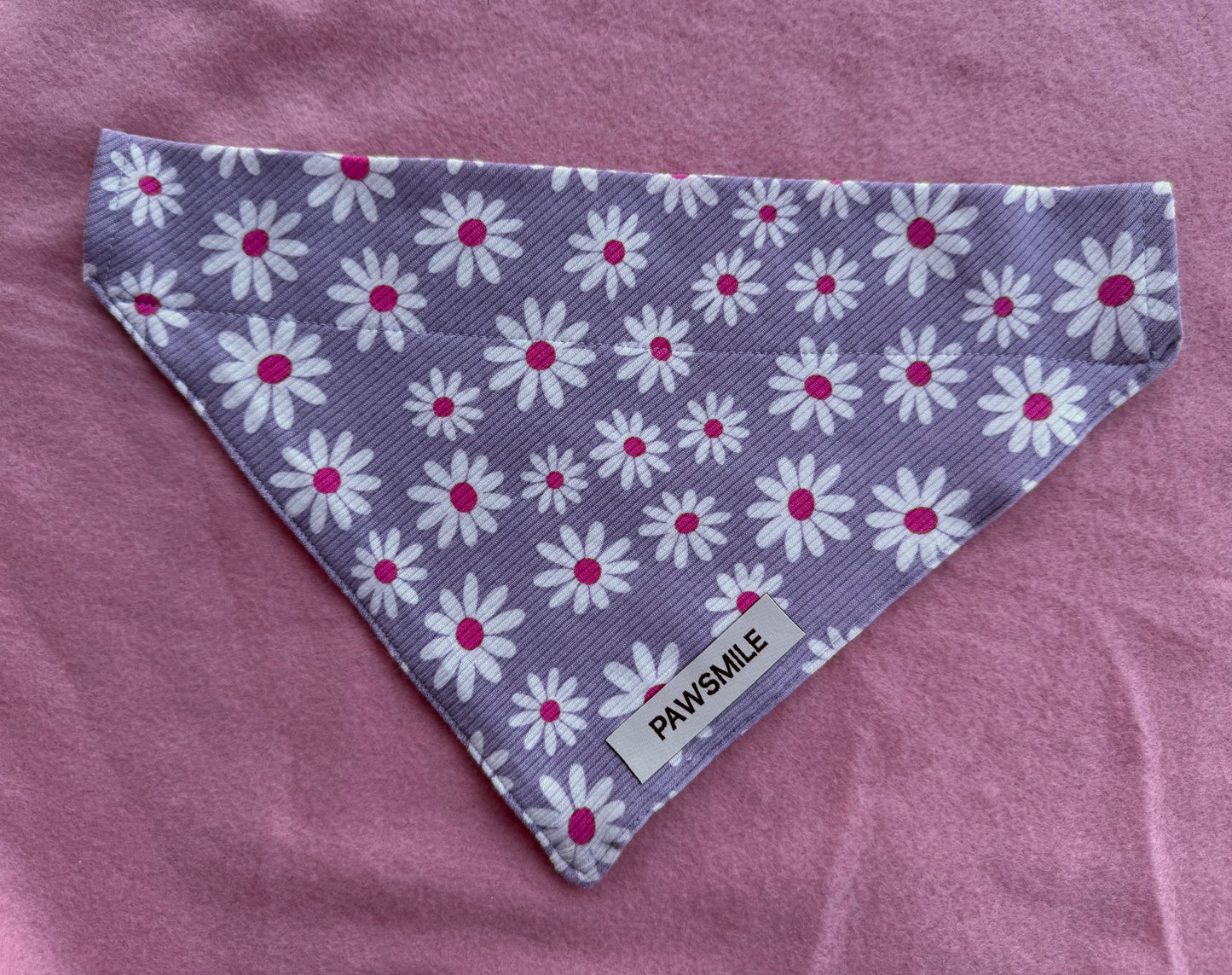 Daisy Dream – Lichtpaarse Ribstof Bandana met Madeliefjes