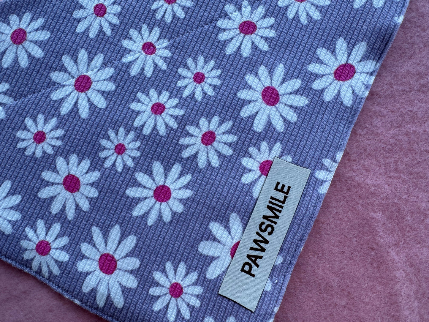 Daisy Dream – Lichtpaarse Ribstof Bandana met Madeliefjes