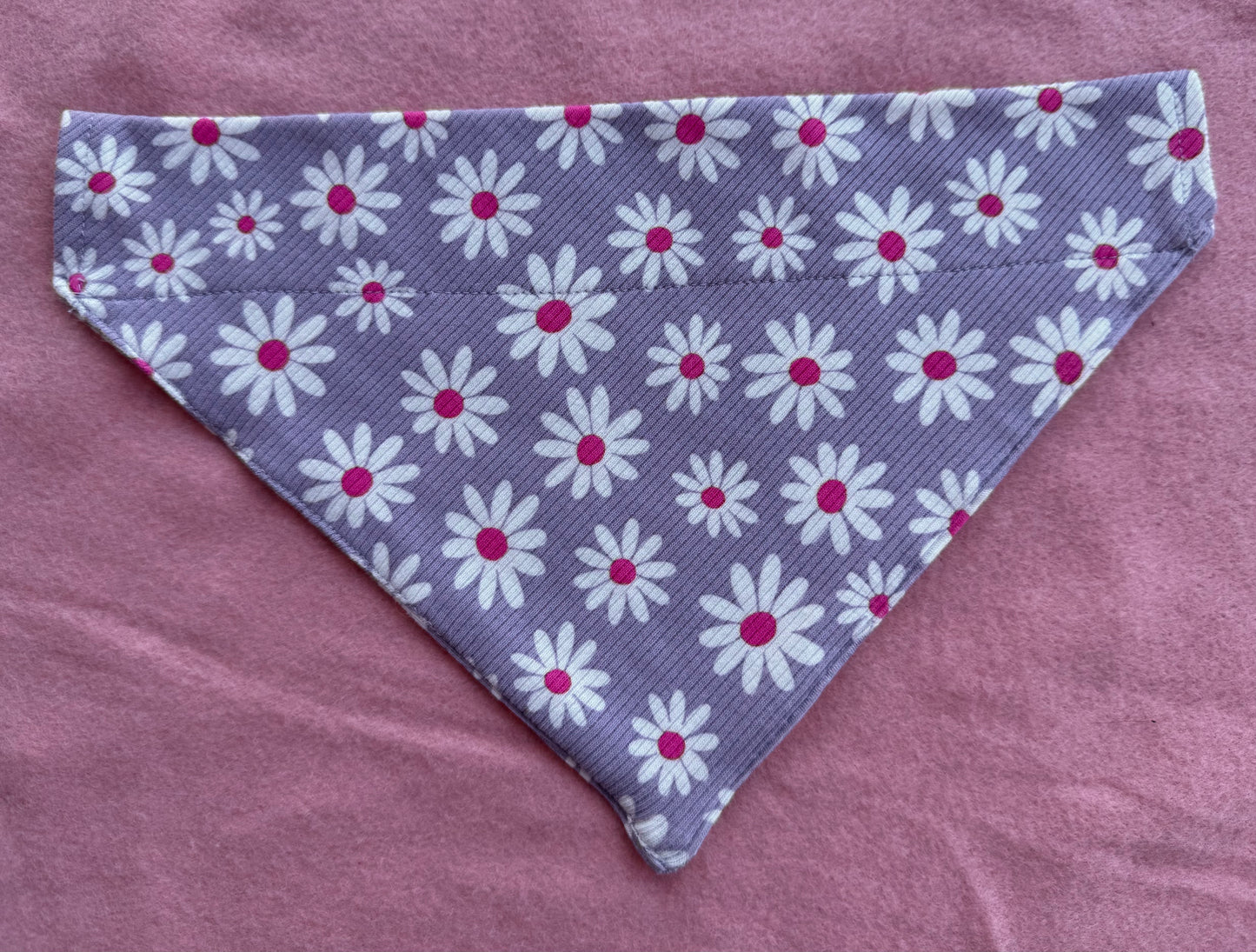 Daisy Dream – Lichtpaarse Ribstof Bandana met Madeliefjes