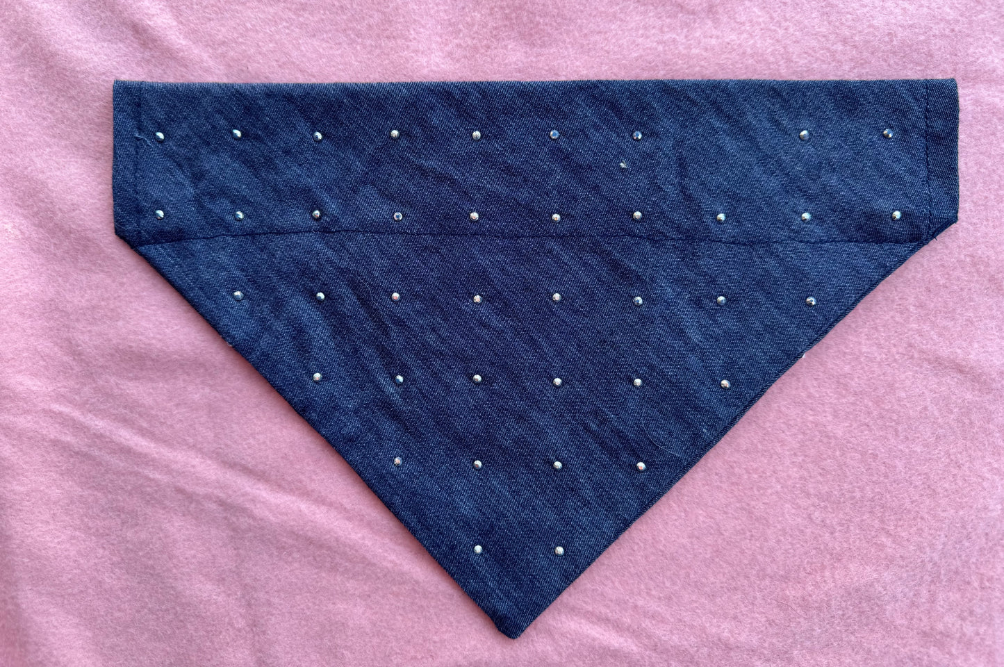 Denim Chic – Handgemaakte Bandana met Strass Steentjes