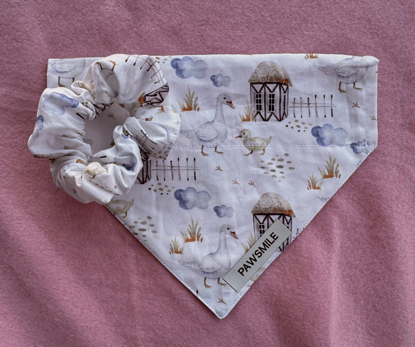 Farm Fresh Scrunchie – Scrunchie met Gansjes en Boerderijhuisjes