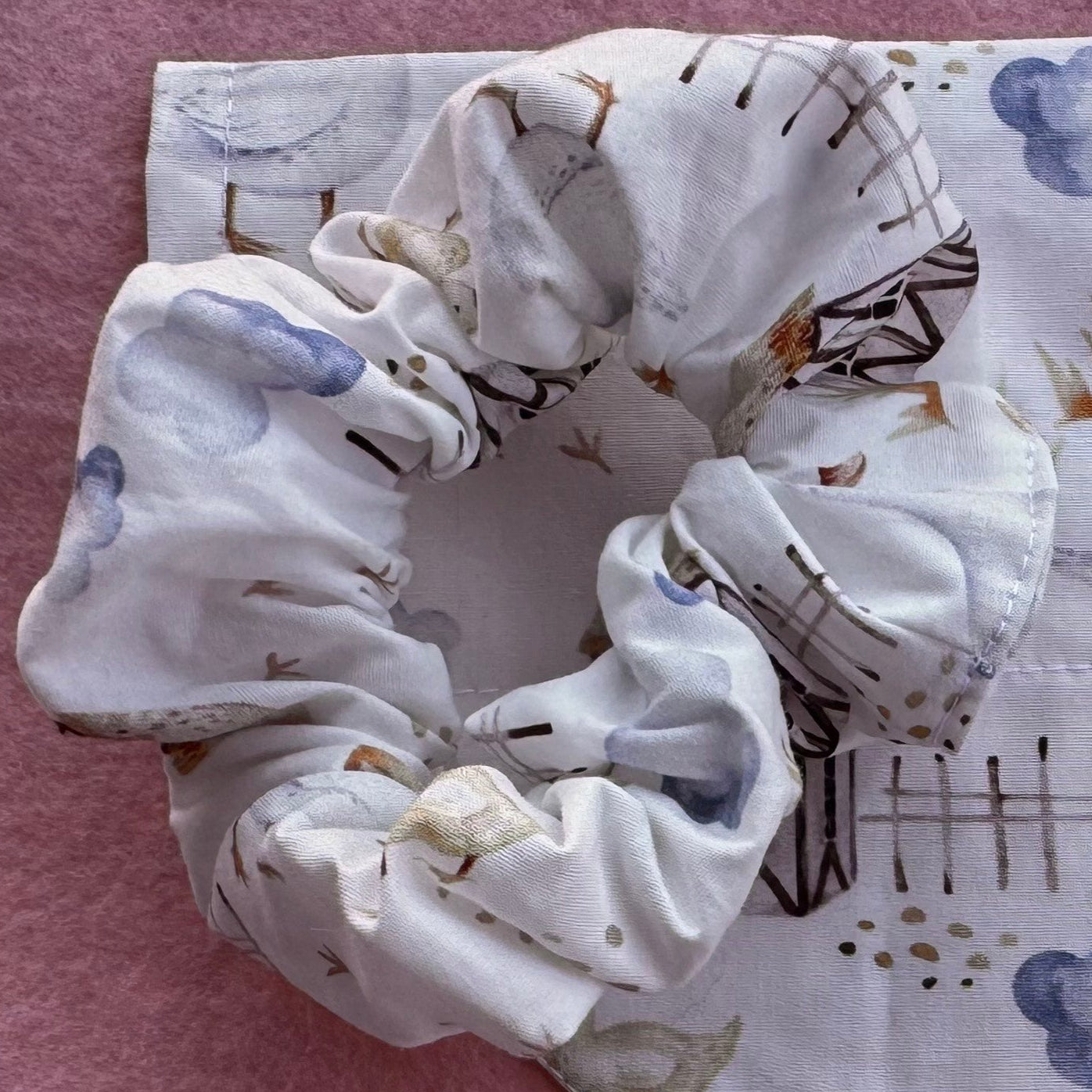 Farm Fresh Scrunchie – Scrunchie met Gansjes en Boerderijhuisjes