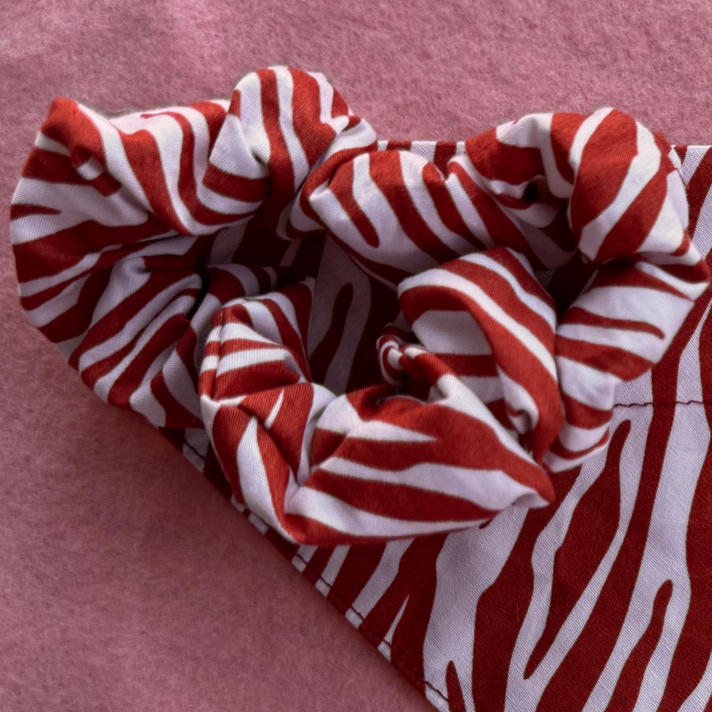Wild Whiskers Scrunchie – Scrunchie met Terracotta Print