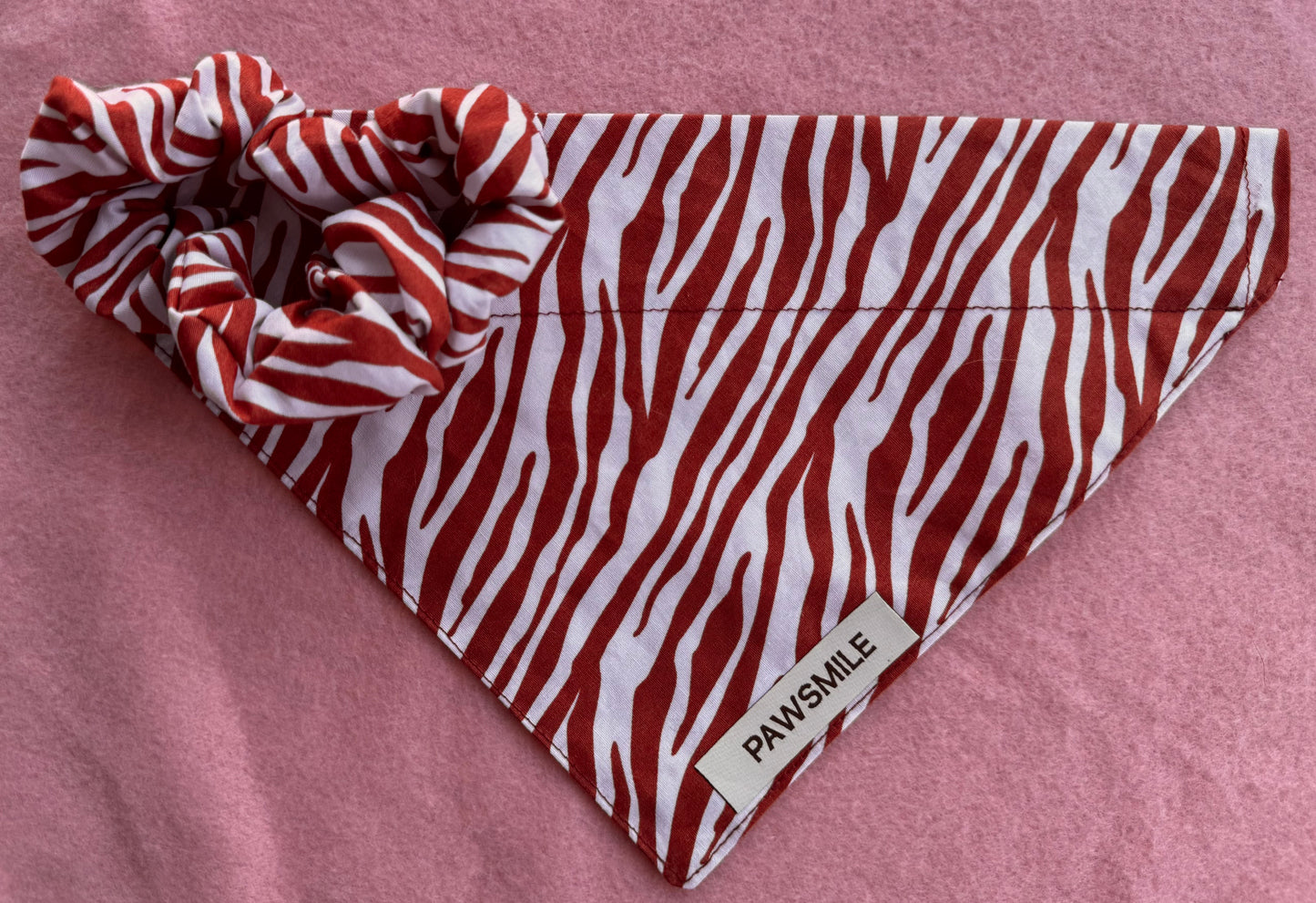 Wild Whiskers Scrunchie – Scrunchie met Terracotta Print