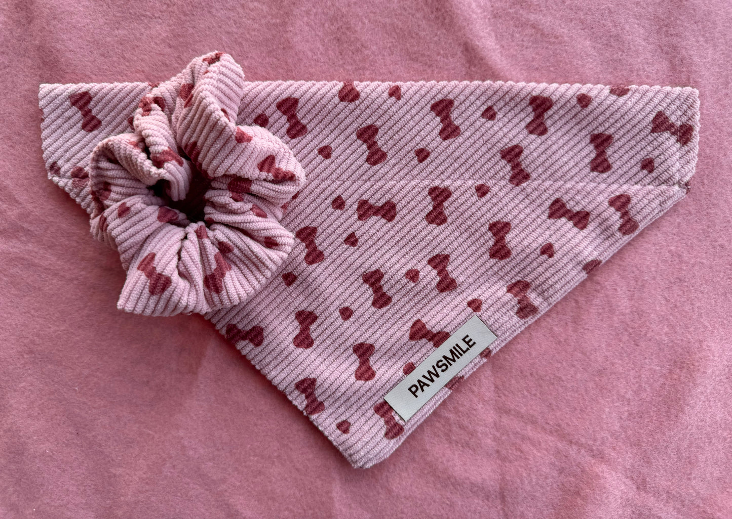 Coquette Paws Scrunchie – Scrunchie van Roze Ribstof met Strikjes