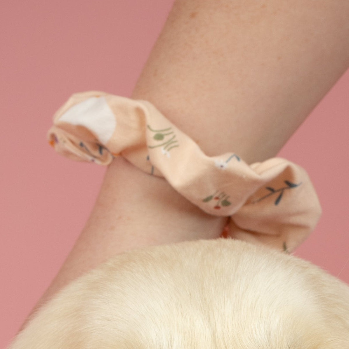 Goose Garden Scrunchie – Scrunchie met Gansjes en Bloemen