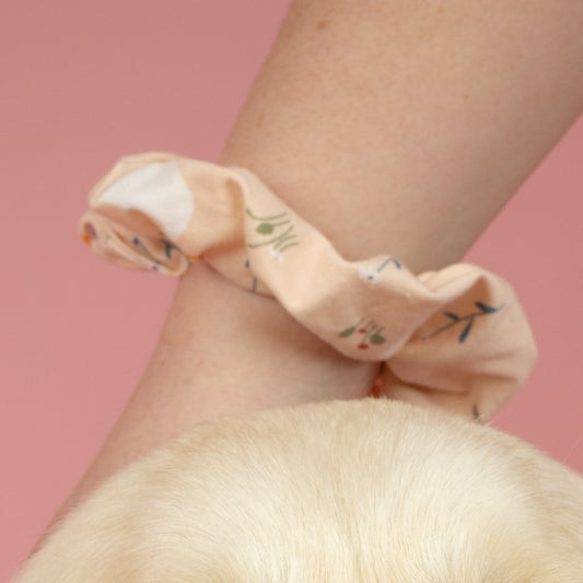 Goose Garden Scrunchie – Scrunchie met Gansjes en Bloemen