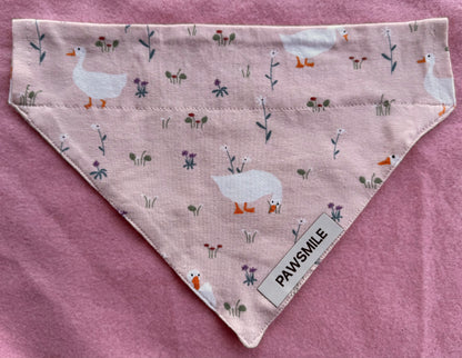 Goose Garden – Bandana met Gansjes en Bloemetjes op Lichtroze Stof