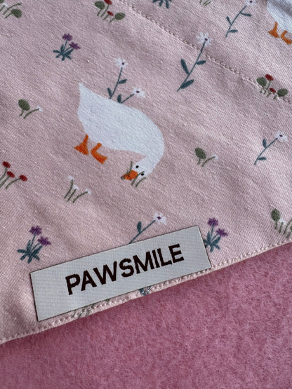 Goose Garden – Bandana met Gansjes en Bloemetjes op Lichtroze Stof