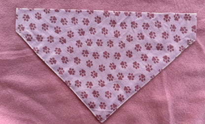 Paw-some Pink – Roze Bandana met Roze Pootafdrukjes