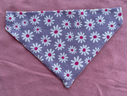 Daisy Dream – Lichtpaarse Ribstof Bandana met Madeliefjes