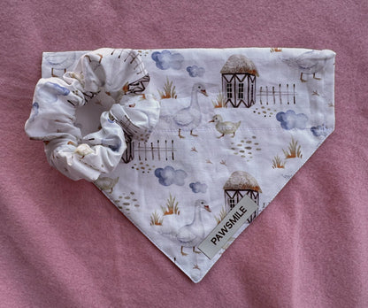 Farm Fresh Scrunchie – Scrunchie met Gansjes en Boerderijhuisjes