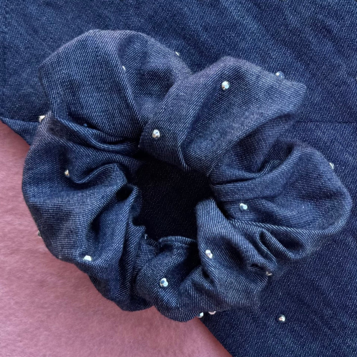 Denim Chic Scrunchie – Scrunchie met Denim en Strass Steentjes