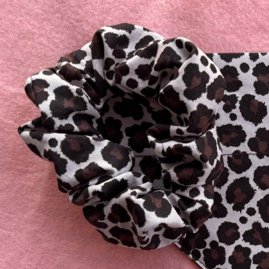 Roar and Shine Scrunchie – Scrunchie met Panterprint