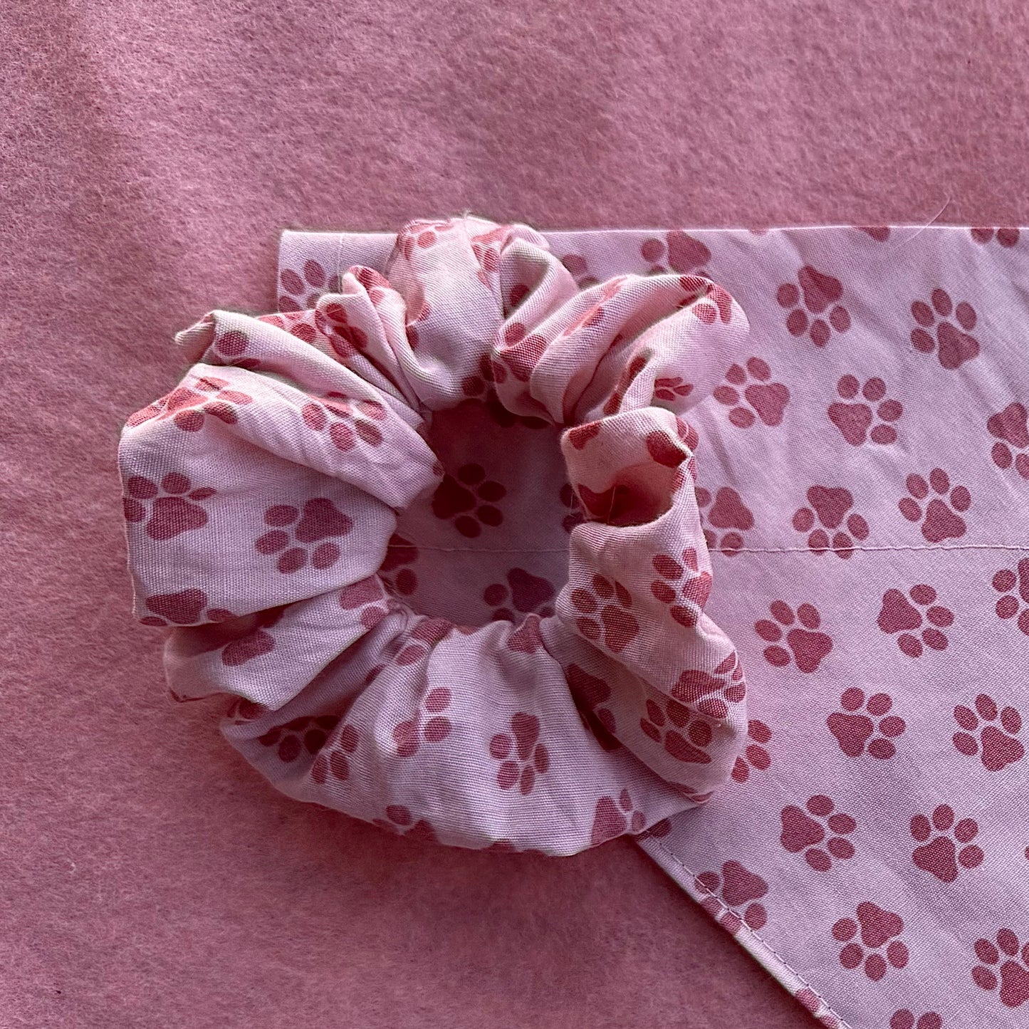 Paw-some Pink Scrunchie – Scrunchie met Roze Pootafdrukjes