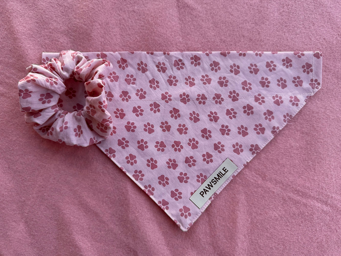 Paw-some Pink Scrunchie – Scrunchie met Roze Pootafdrukjes