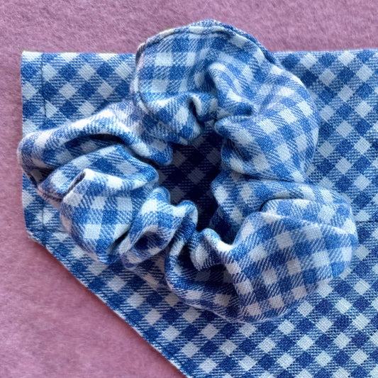Blueberry Picnic Scrunchie – Scrunchie met Blauw Geruit Patroon