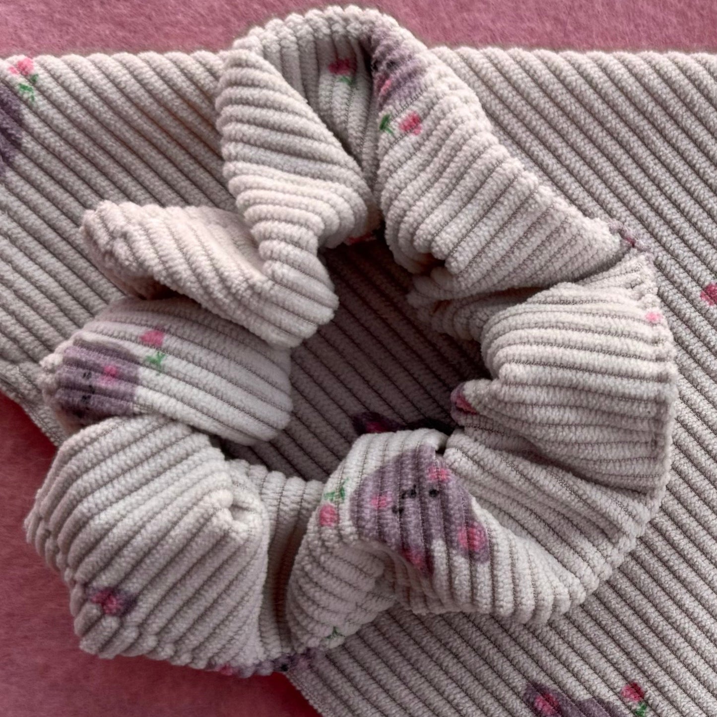 Bunny Blooms Scrunchie – Scrunchie met Konijntjes en Bloemetjes