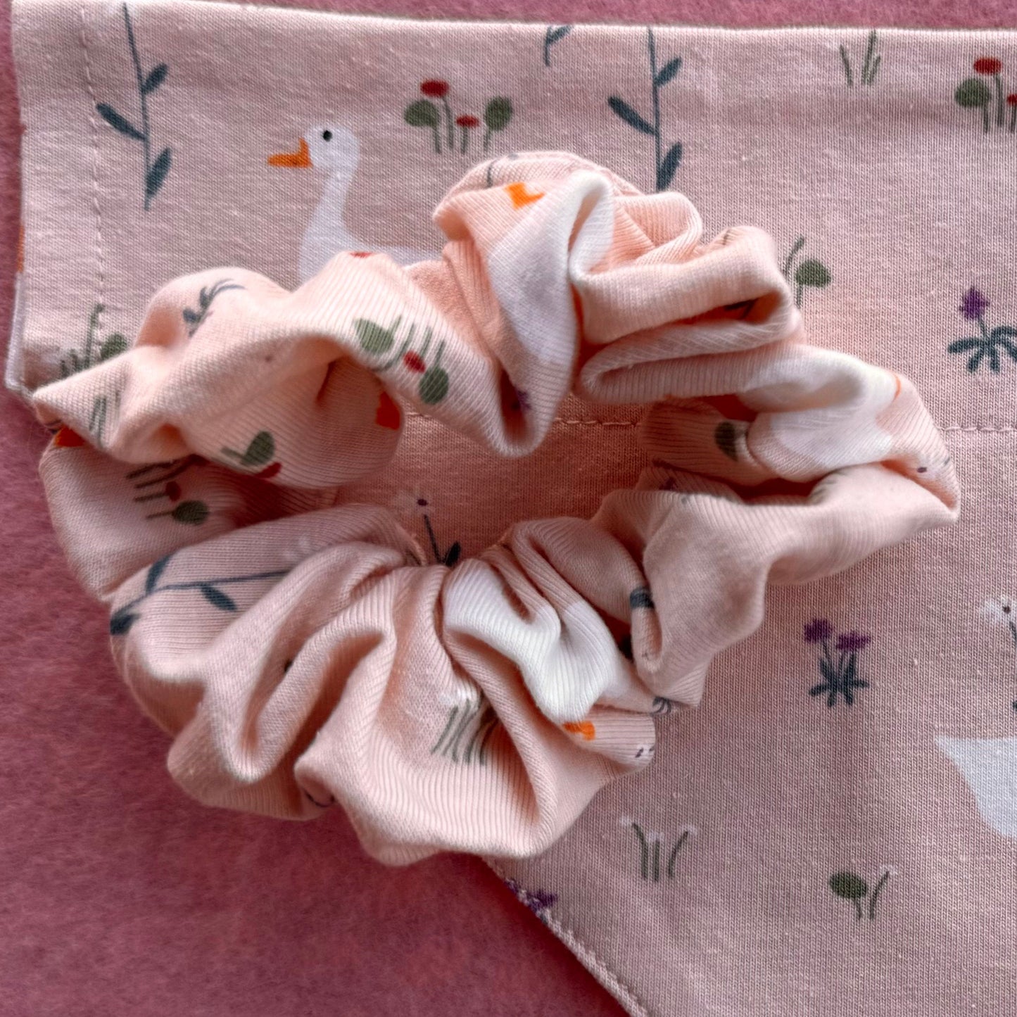 Goose Garden Scrunchie – Scrunchie met Gansjes en Bloemen