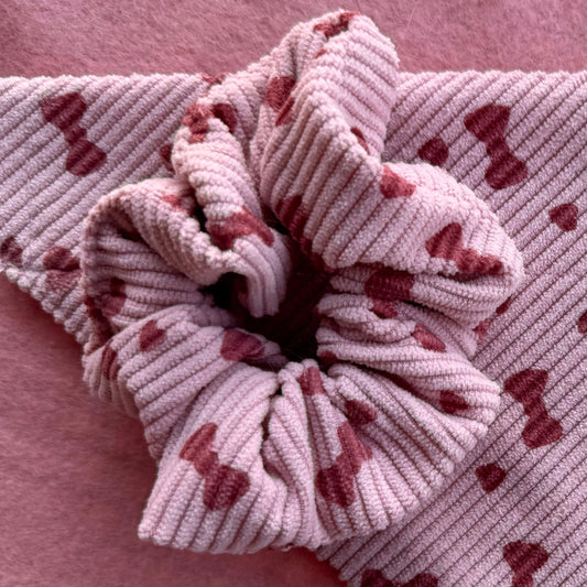 Coquette Paws Scrunchie – Scrunchie van Roze Ribstof met Strikjes