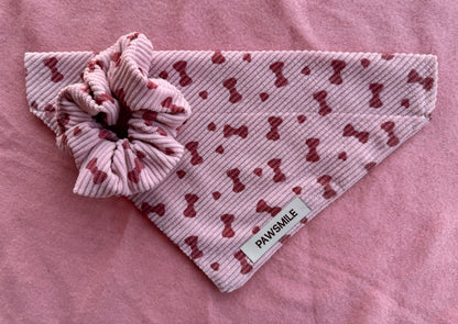 Coquette Paws Scrunchie – Scrunchie van Roze Ribstof met Strikjes